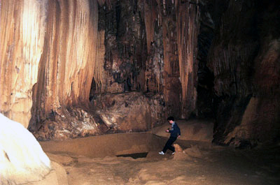 Trong[-]lòng[-]hang[-]Nhà[-]Trò[-]có[-]khu[-]vực[-]rộng[-]giống[-]như[-]sân[-]khấu.
